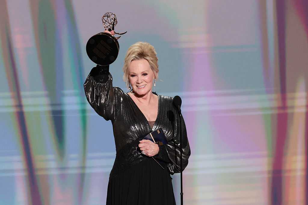 Jean Smart completes her 'Hacks' Sweep with 5th straight Emmy win — WESH 2 Orlando
